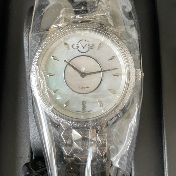 GV2 Limited Edition Carrara silver pearl watch - Picture 3 of 4